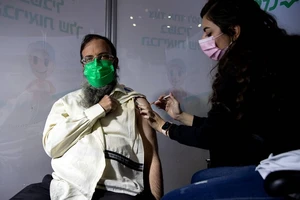 Một người Israel được tiêm vaccine ngừa COVID-19 của Pfizer/BioNTech. Ảnh: HAARETZ