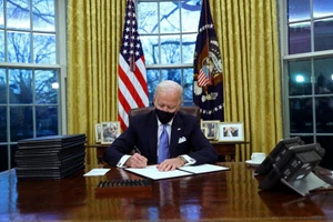 Xung quanh việc ông Biden bỏ 'Hội đồng 1776' của ông Trump