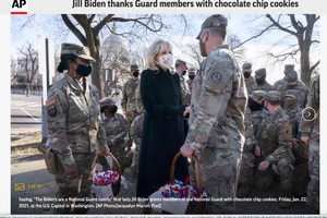 Đệ nhất Phu nhân Mỹ thăm và tặng bánh cho Đội Vệ binh Quốc gia