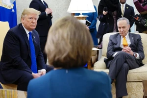 Ông Trump, ông Schumer và bà Pelosi trong một buổi họp. Ảnh: Michael Reynolds/ BLOOMBERG. 