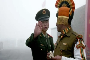 Binh lính Trung Quốc và Ấn Độ. Ảnh: Diptendu Dutta/AFP/GETTY IMAGES.