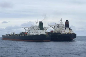 Hai tàu chở dầu của Iran và Panama. Ảnh: Cơ quan An ninh Hàng hải Indonesia/AP.