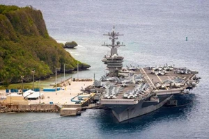 Tàu sân bay USS Theodore Roosevelt của Mỹ thả neo tại căn cứ Hải quân Guam hồi tháng 5-2020. Ảnh: HẢI QUÂN MỸ