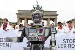 Các nhà hoạt động của liên minh các tổ chức phi chính phủ phản đối "robot sát thủa" tổ chức biểu tình tại Berlin, Đức, ngày 21-3-2019.