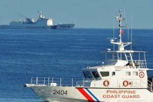 Tàu hải cảnh Philippines và tàu hải cảnh Trung Quốc tại Biển Đông hồi tháng 5-2019. Ảnh: AFP