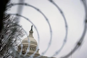 Hàng rào chắn đã được lắp thêm dây kẽm ở phía trên như một biện pháp an ninh bổ sung.