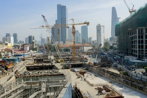 Cận cảnh công nhân ga Bến Thành làm việc ngày cận Tết