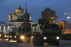 Các xe RKhM-9 tổng duyệt cho lễ diễu binh hồi tháng 5-2020 ở TP Tula. Ảnh: RIA NOVOSTI