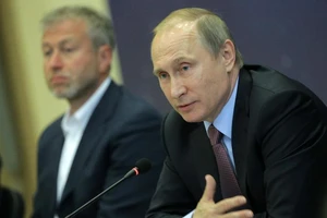 Nhà tỉ phú Roman Abramovich (trái) và Tổng thống Nga Vladimir Putin (phải). 