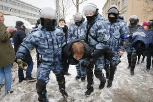 Một người biểu tình bị cảnh sát khống chế ở thủ đô Moscow, Nga ngày 31-1. Ảnh: REUTERS