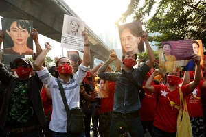 Người lao động Myanmar ở Thái Lan biểu tình trước Đại sứ quán Myanmar tại Bangkok để phản đối chính biến tại quê nhà. Ảnh: BANGKOK POST