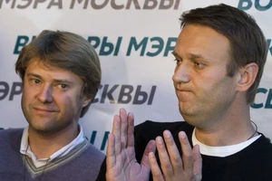 Ông Alexei Navalny (phải) và Giám đốc Điều hành Quỹ Chống tham nhũng FBK Vladimir Ashurkov (trái). Ảnh: AP