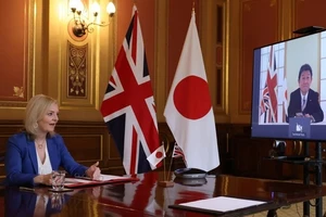 Bộ trưởng Thương mại Quốc tế Anh Liz Truss hội đàm trực tuyến với người đồng cấp Nhật, ông Yasutoshi Nishimura hôm 1-2. Ảnh: SCMP
