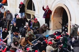 Những người biểu tình quá khích cố xông vào Tòa nhà Quốc hội Mỹ hôm 6-1. Ảnh: WJLA TV