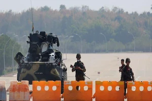 Quân đội Myanmar đóng trên đường ở thủ đô Naypyitaw, Myanmar. Ảnh: REUTERS