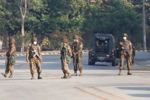Binh sĩ Myanmar xuất hiện trên đường phố thủ đô Naypyitaw sau cuộc đảo chính ngày 1-2. Ảnh: AP