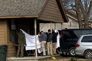 Cảnh sát phong tỏa và tiến hành khám nghiệm hiện trường vụ xả súng ngày 2-2 ở bang Oklahoma.