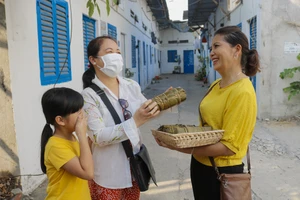 Chùm ảnh: Bánh tét nghĩa tình trong lòng hẻm nhỏ