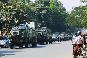 Xe bọc thép của quân đội Myanmar di chuyển trên đường phố. Ảnh: REUTERS