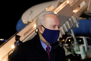 Tổng thống Mỹ Joe Biden lúc đáp chuyến bay đến bang Delaware hôm 5-2. Ảnh: REUTERS