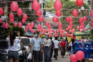 Một con phố đầy bong bóng màu đỏ ở TP Yangon (Myanmar) hôm 5-2. Ảnh: REUTERS