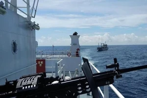 Tàu của Cơ quan An ninh Hàng hải Indonesia (BAKAMLA) được trang bị súng máy. Ảnh: BAKAMLA