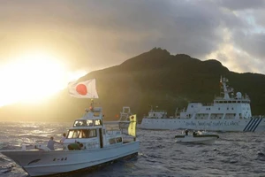 Tàu Hải cảnh của Trung Quốc và tàu đánh cá Nhật gần quần đảo Senkaku/Điếu Ngư. Ảnh: REUTERS