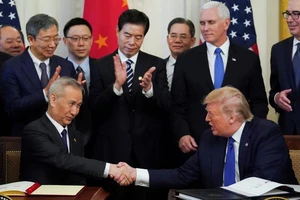 Ông Donald Trump và Phó Thủ tướng Trung Quốc Lưu Hạc bắt tay sau khi ký thỏa thuận thương mại Mỹ-Trung hôm 15-1-2020. Ảnh: REUTERS