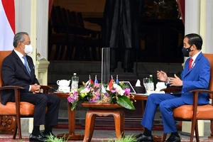 Tổng thống Indonesia Joko Widodo (bên phải) hội đàm với Thủ tướng Malaysia Muhyiddin Yassin ngày 5-2. Ảnh: REUTERS 