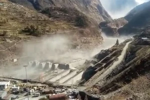 Vụ lở tuyết do vỡ sông băng ở bang Uttarakhand (Ấn Độ) hôm 7-2. Ảnh: INDO-ASIAN NEWS SERVICE