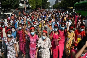 Người dân Myanmar biểu tình trên các con đường ở thành phố Yangon. Ảnh: AFP