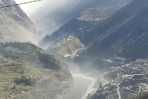 Hình ảnh dòng nước lũ do vỡ sông băng ở bang Uttarakhand (Ấn Độ) được ghi lại từ trực thăng. Nguồn: SPUTNIK