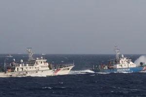 Tàu cảnh sát biển Việt Nam (phải) và tàu hải cảnh Trung Quốc đối mặt nhau trên Biển Đông trong vụ đụng độ năm 2014. Ảnh: REUTERS