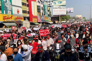 Biểu tình hôm 8-2 tại TP Mandalay nhằm phản đối cuộc đảo chính mà quân đội Myanmar tiến hành hôm 1-2. Ảnh: AP