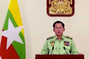 Thống tướng Min Aung Hlaing phát biểu trên truyền hình Myanmar hôm 8-2. Ảnh: REUTERS