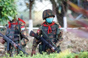 Binh sĩ Myanmar tuần tra bên ngoài trụ sở Quốc hội Myanmar ở thủ đô Naypyidaw ngày 9-2. Ảnh: REUTERS 