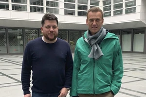 Ông Leonid Volkov (trái), đồng minh của nhân vật đối lập Nga Alexei Navalny (phải). Ảnh: AP