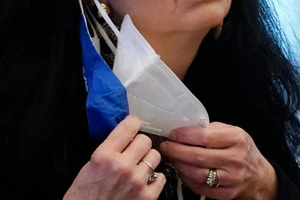 Theo CDC, đeo 2 lớp khẩu trang có thể chặn tới 95% virus SARS-CoV-2. Ảnh: AP