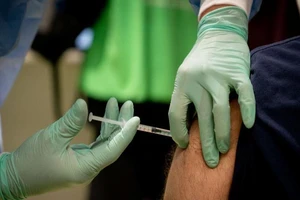 SAGE cho biết vaccine AstraZeneca an toàn, hiệu quả, cần được triển khai rộng rãi. Ảnh: REUTERS