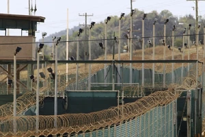 Một góc tường rào quanh nhà tù của Mỹ ở vịnh Guantanamo (Cuba). Ảnh: REUTERS