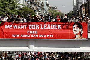 Người dân Myanmar giăng biểu ngữ đòi quân đội thả bà Aung San Suu Kyi trên một cầu vượt dành cho người đi bộ. Ảnh: 7DAY NEWS