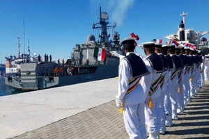 Hải quân Iran đón một khinh hạm của hải quân Nga trong cuộc tập trận với Nga ở Vịnh Oman năm 2019. Ảnh: AFP