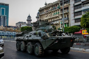 Xe bọc thép xuất hiện tại thành phố Yangon hôm 14-2. Ảnh: GETTY IMAGES