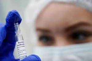 Một nhân viên y tế cầm lọ chứa vaccine ngừa COVID-19 EpiVacCorona tại một điểm tiêm chủng ở Kaliningrad, Nga, tháng 12-2020.