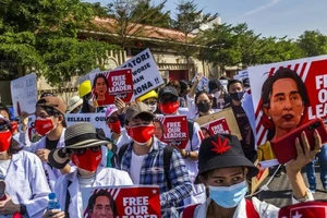 Người biểu tình tập trung trước đại sứ quán Trung Quốc ở Yangon. Ảnh: NYTIMES