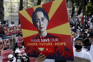 Biểu tình phản đối chính biến tại Myanmar. Ảnh: EPA-EFE