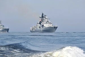 Các tàu chiến Iran có mặt chào đón các tàu Nga tham gia tập trận ở vùng biển nước này ngày 16-2. Ảnh: AFP