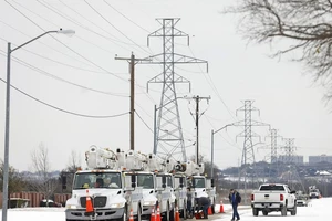 Hàng dài xe của một công ty điện ở Texas tham gia sửa chữa mạng lưới điện bị ảnh hưởng trong các trận bão tuyết. Ảnh: GETTY