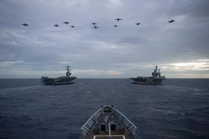 Hai nhóm tác chiến tàu sân bay Mỹ cùng hiện diện tại Biển Đông ngày 9-2. Ảnh: HẢI QUÂN MỸ