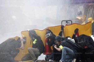 Một nhóm người biểu tình đụng độ với cảnh sát chống bạo động gần tòa nhà quốc hội vào tháng 11-2020.